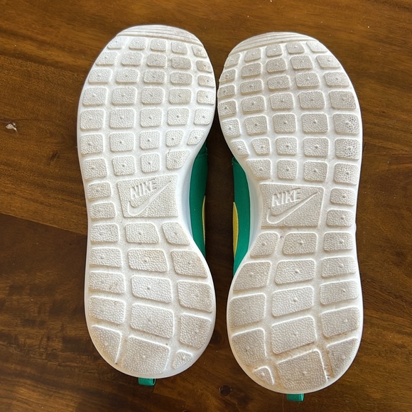 Nike Roshe Athletic Shoes - Picture 4 of 8